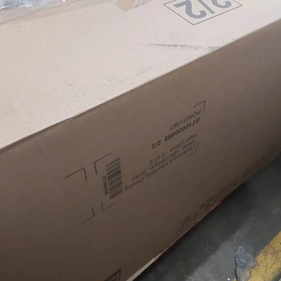 PALLET CONTAINING A LARGE QUANTITY OF ASSORTED DINING TABLE PARTS 