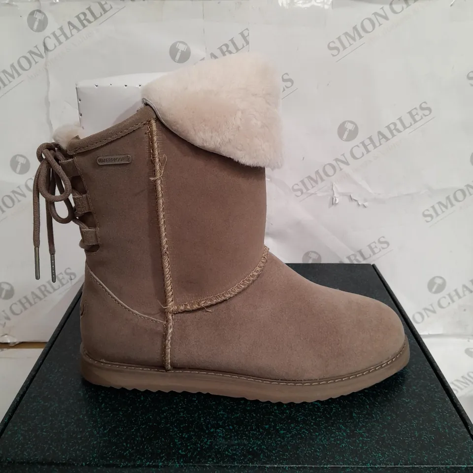BOXED PAIR OF EMU AUSTRALIA BIRDWOOD WATERPROOF SHEEPSKIN BOOTS IN MUSHROOM UK SIZE 7