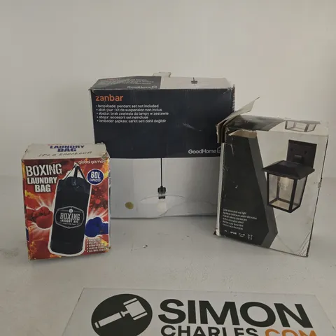 BOX OF APPROXIMATELY 12 ASSORTED ITEMS TO INCLUDE SOLAR DECORATIVE WALL LIGHT, BOXING LAUNDRY BAG, ZANBAR LAMPSHADE ETC