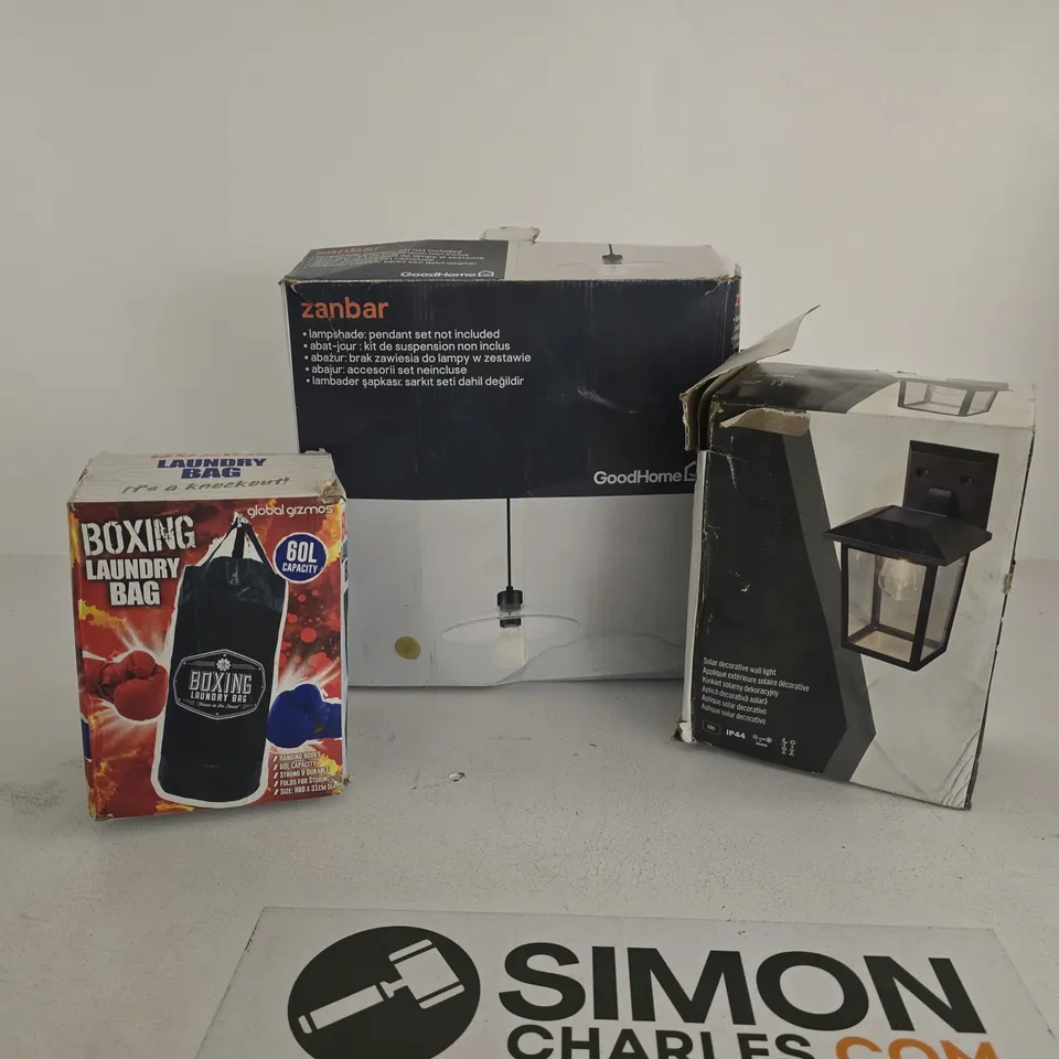 BOX OF APPROXIMATELY 12 ASSORTED ITEMS TO INCLUDE SOLAR DECORATIVE WALL LIGHT, BOXING LAUNDRY BAG, ZANBAR LAMPSHADE ETC