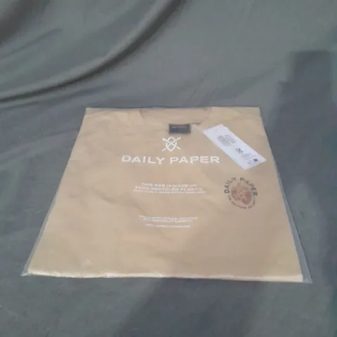 BAGGED DAILY PAPER IDENTITY SHORT SLEEVE TSHIRT IN TAOS BEIGE SIZE M