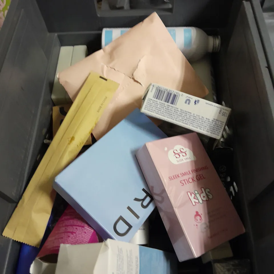 APPROXIMATELY 20 ASSORTED HEALTH & BEAUTY ITEMS TO INCLUDE - ORAL B TOOTHPASTE, GIVE ME BODY SCRUB AND DOVE SOAP