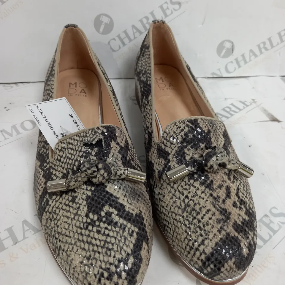 MODA IN PELLE SIZE 7