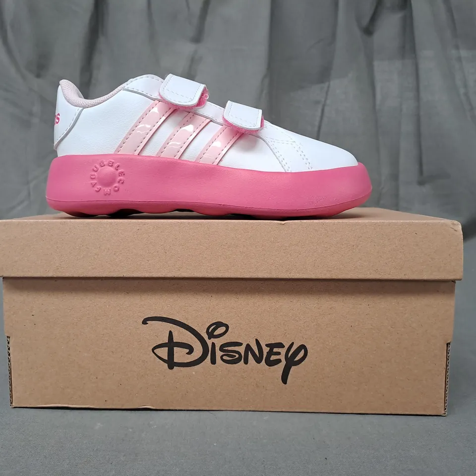 BOXED PAIR OF ADIDAS DISNEY GRAND COURT 2.0 MARIE KIDS SHOES IN WHITE/PINK UK SIZE 8.5