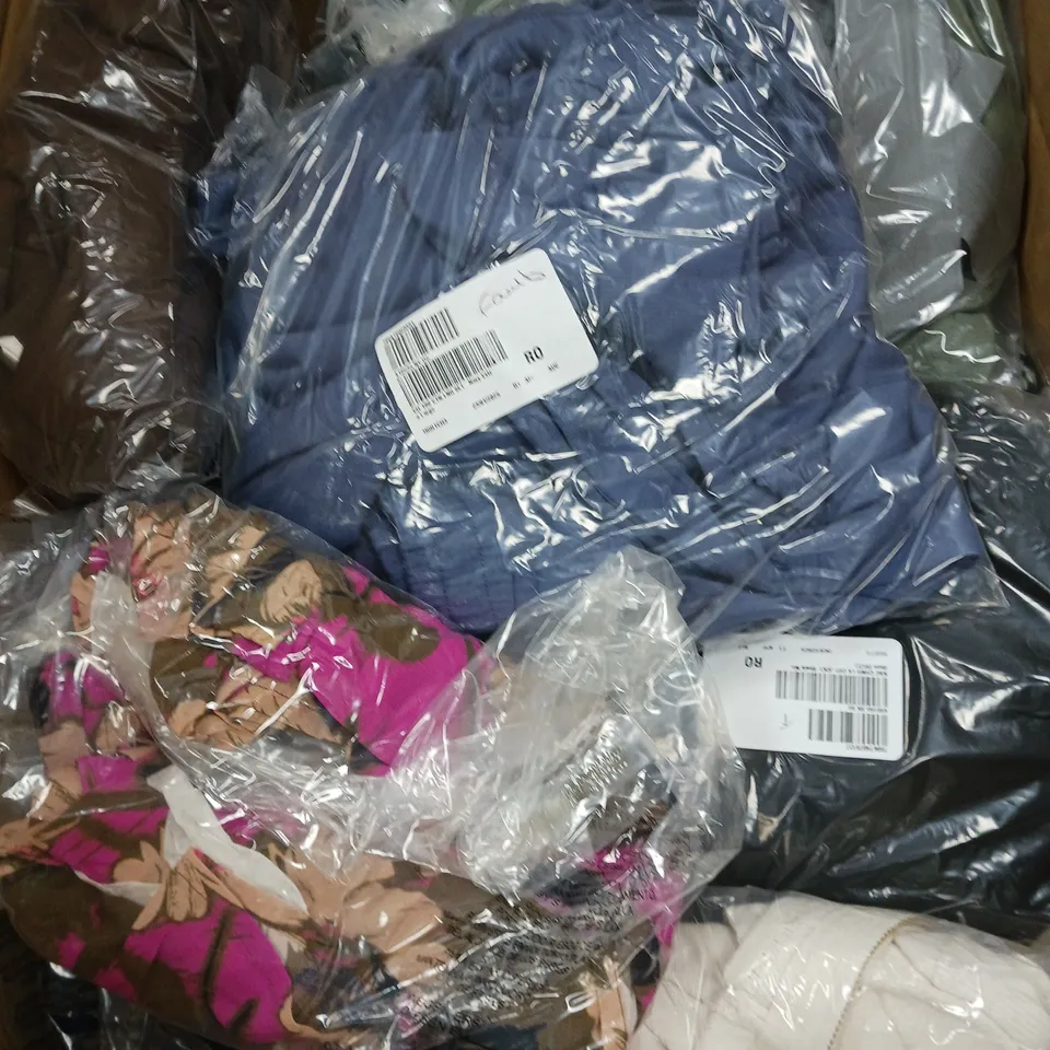 BOX OF APPROXIMATELY 15 ASSORTED CLOTHING ITEMS IN VARIOUS STYLES, COLOURS AND SIZES