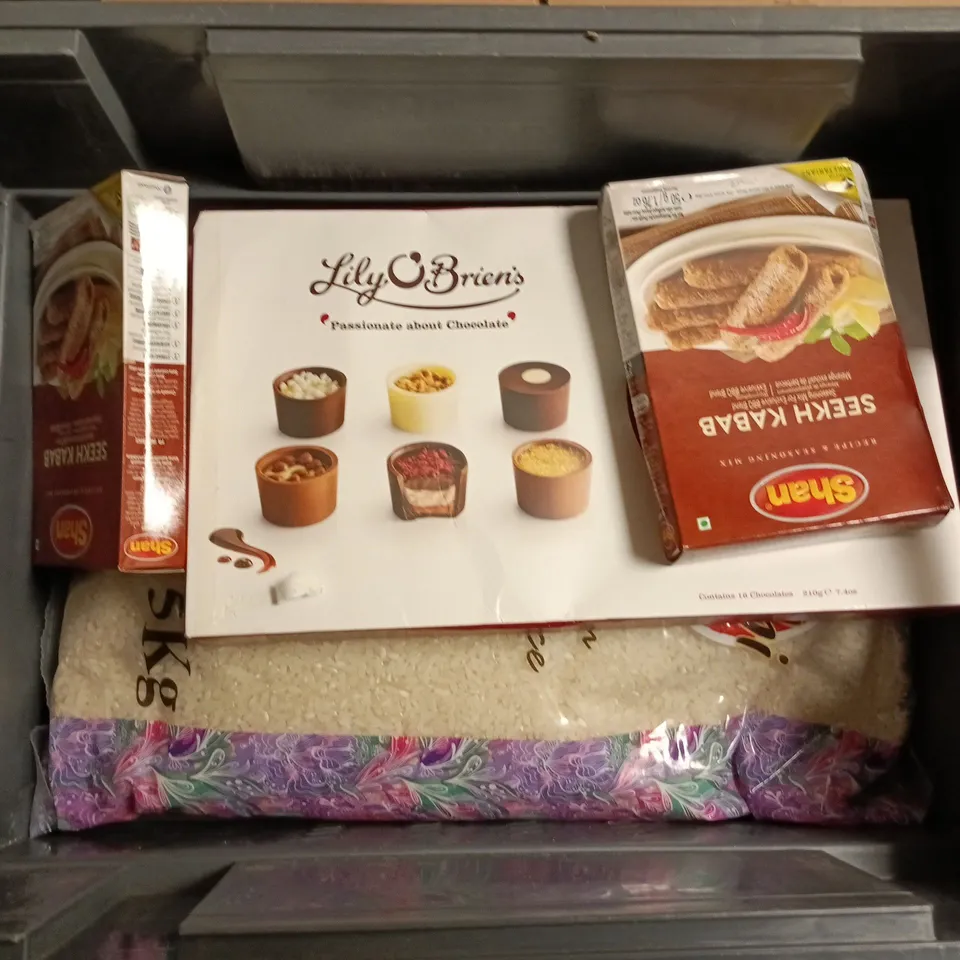 APPROXIMATELY 12 ASSORTED FOOD AND DRINKS ITEMS TO INCLUDE - BURFORDS CRYSTALLISED GINGER, ORGANIC SUNFLOWER SEEDS, KEBAB SEASONING MIX ETC 