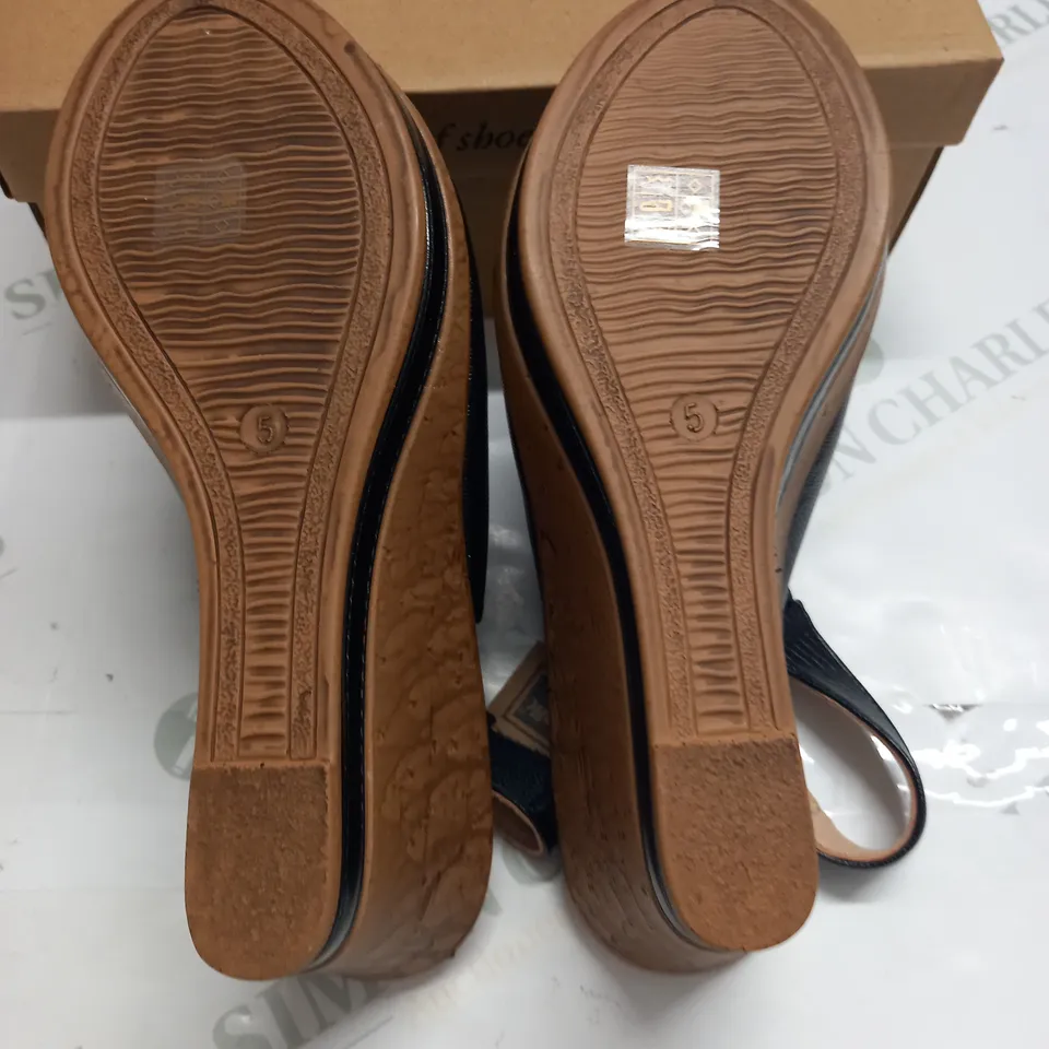 BOXED PAIR OF CUSHION WALK BLACK STRAPPY WEDGE HEELED SHOES - SIZE 5