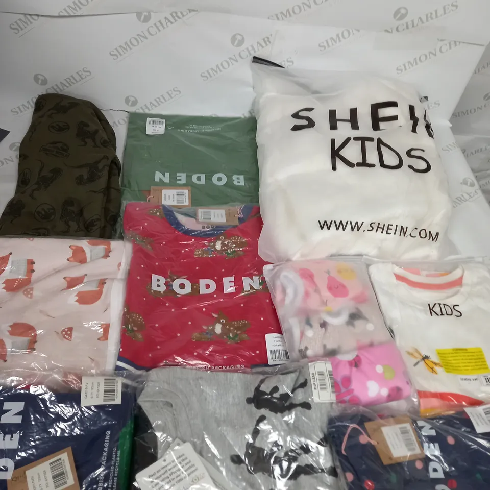 BOX OF ASSORTED CHILDRENS CLOTHING VARYING IN SIZE/COLOUR/STYLE TO INCLUDE:  TOPS, DRESSES, JUMPERS