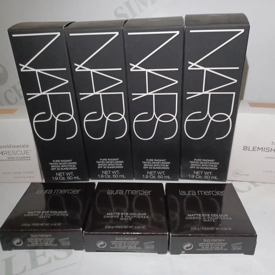 BOX OF APPROX 12 ASSORTED BEAUTY PRODUCTS TO INCLUDE NARS TINTED MOISTURIZER #GRANADA, BAREMINERALS BLEMISH RESCUE LOOSE POWDER FOUNDATION #TAN/NUDE, LAURA MERCIER MATTE EYE COLOUR #PLUM SMOKE, ETC 