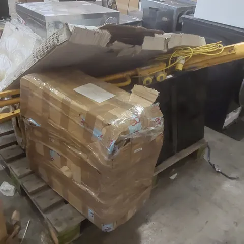 PALLET CONTAINING A LARGE QUANTITY OF ASSORTED ITEMS INCLUDING: PORTABLE LIGHT, ELECTRIQ COOLER ECT