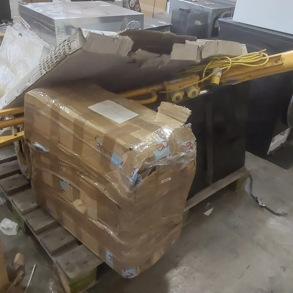 PALLET CONTAINING A LARGE QUANTITY OF ASSORTED ITEMS INCLUDING: PORTABLE LIGHT, ELECTRIQ COOLER ECT