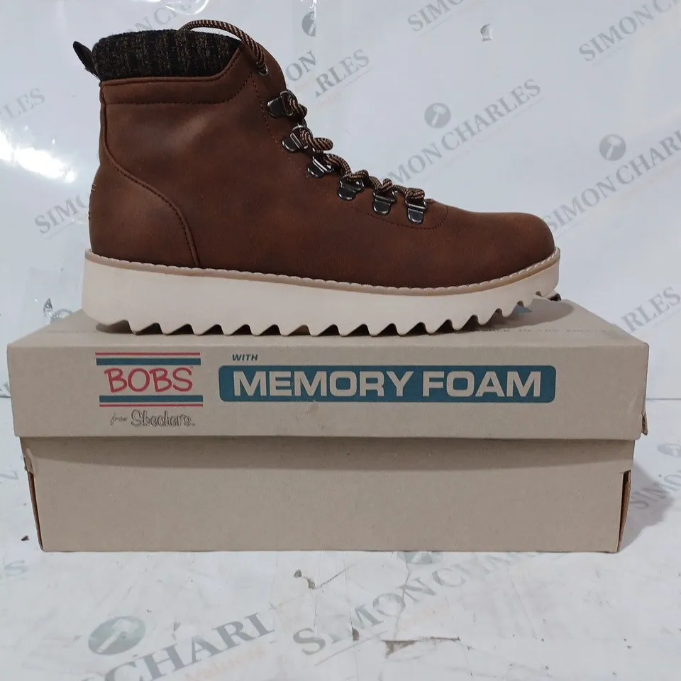 BOXED PAIR OF SKECHERS HIKING BOOTS IN BROWN SIZE 7