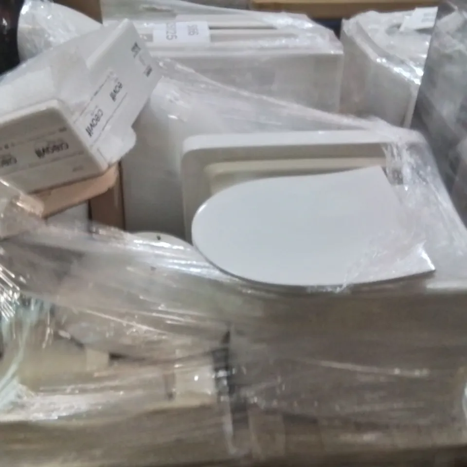PALLET OF ASSORTED BATHROOM PRODUCTS TO INCLUDE;SANINDUSA TOILET,TOILET SEAT