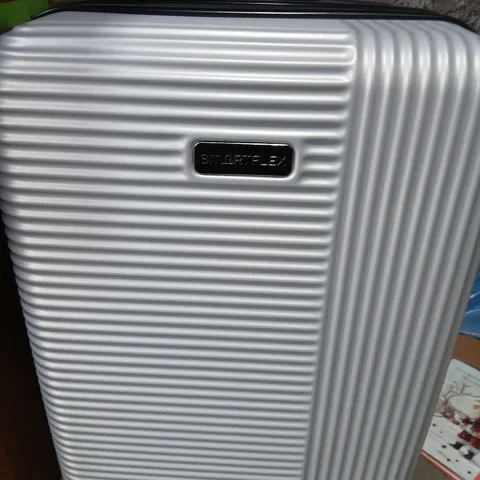 SMARTFLEX GREY HARD-SHELL SUITCASE ON WHEELS – RIBBED DESIGN 
