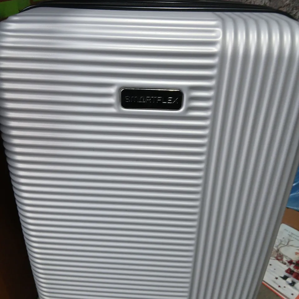 SMARTFLEX GREY HARD-SHELL SUITCASE ON WHEELS – RIBBED DESIGN 