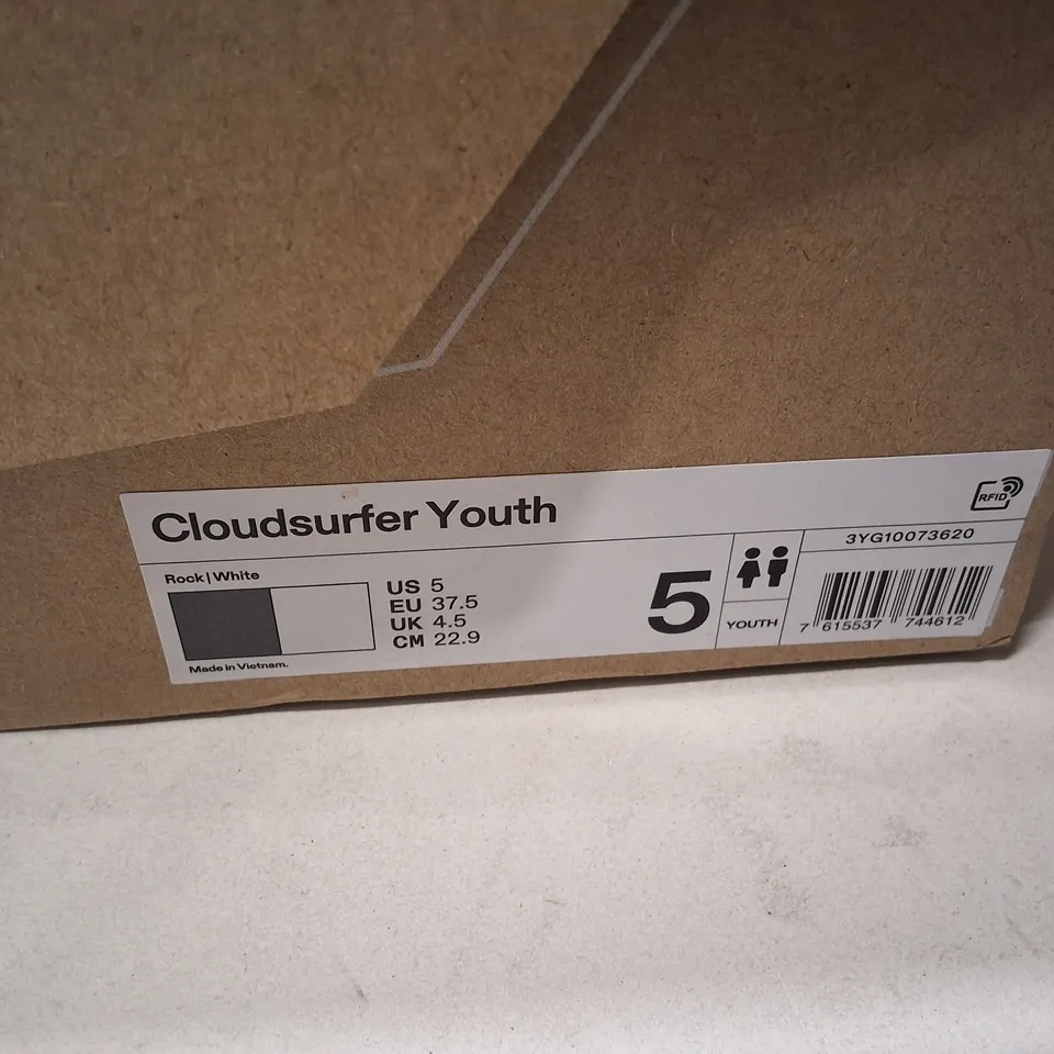 ON RUNNING CLOUDSURFER YOUTH TRAINERS – UK 4.5 (US 5, EU 37.5)