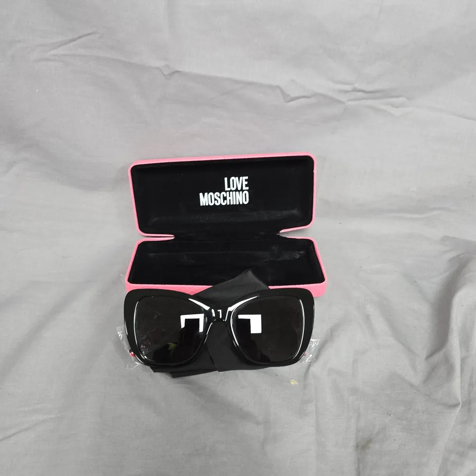 LOVE MOSCHINO SUNGLASSES - BLACK OVERSIZED RECTANGULAR FRAMES
