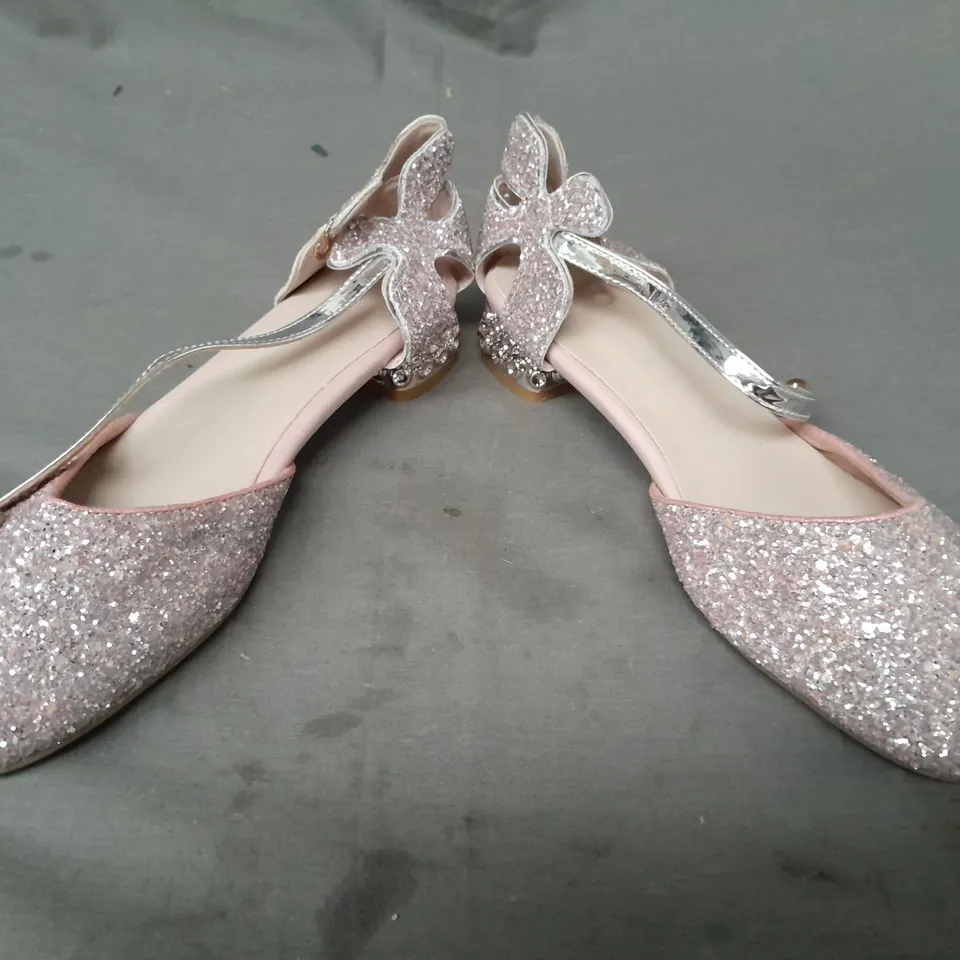 BOXED PAIR OF DESIGNER CLOSED TOE LOW HEEL SHOES IN PINK W. GLITTER EFFECT ASIAN SIZE 240