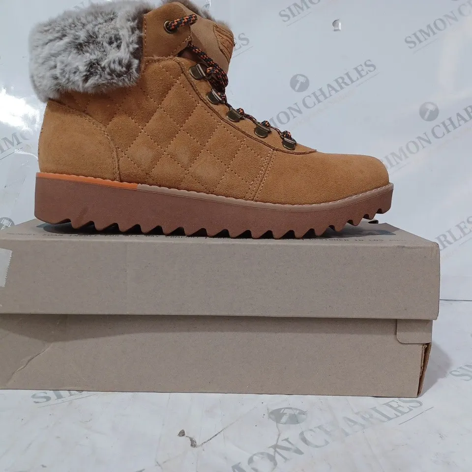 BOXED PAIR OF SKECHERS MOUNT SUEDE BOOTS IN CHESTNUT SIZE 6