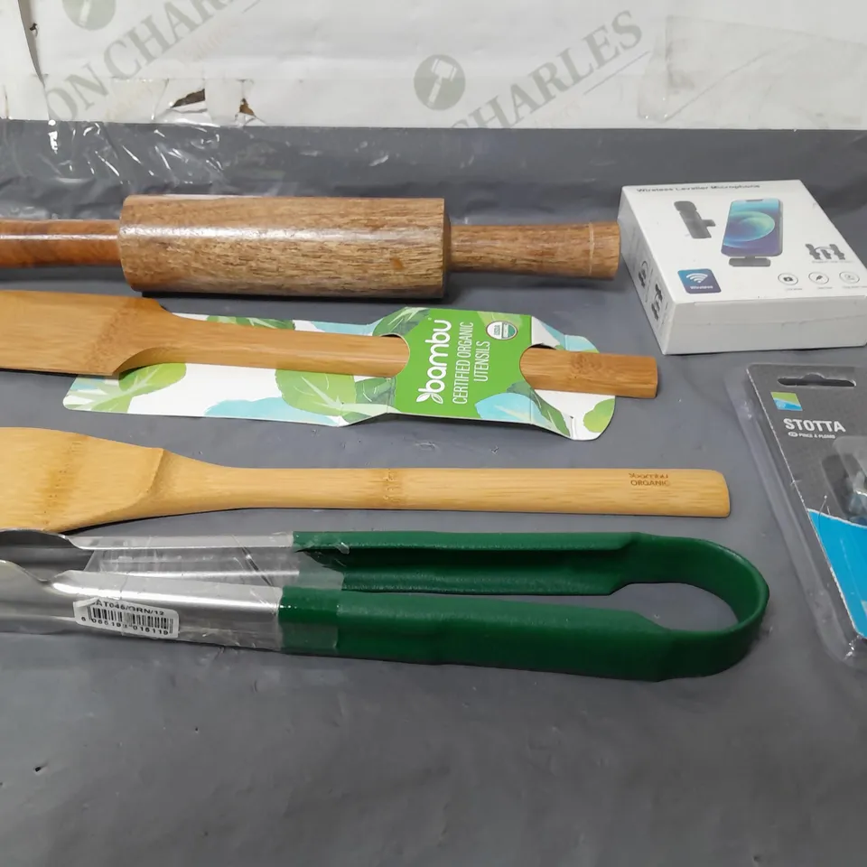 BOX OF APPROXIMATELY 15 ASSORTED ITEMS TO INCLUDE - PHONE MICROPHONE, SPATULA, ROLLING PIN ETC