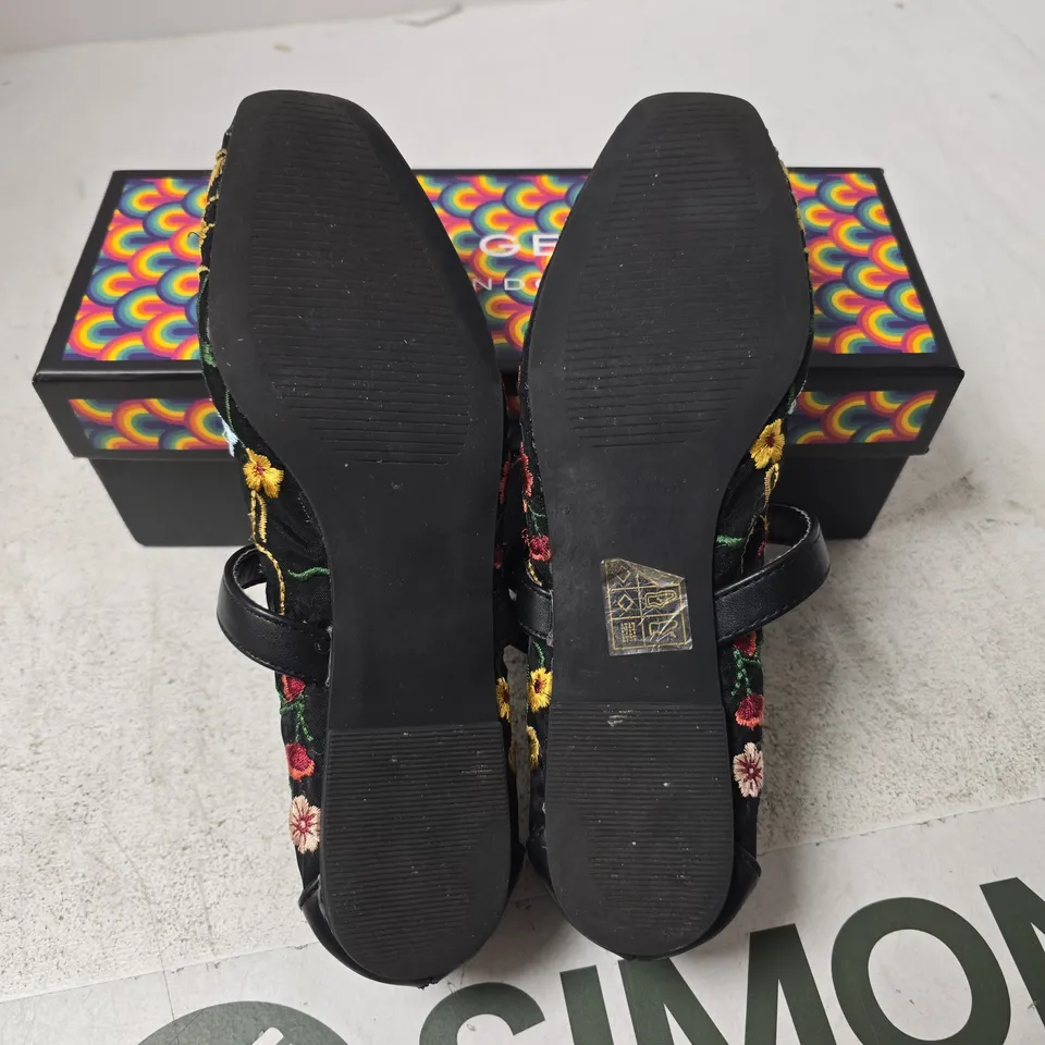 KURT GEIGER CHELSEA FLAT SANDALS – EMBROIDERED BLACK, UK 5 (EU 38)
