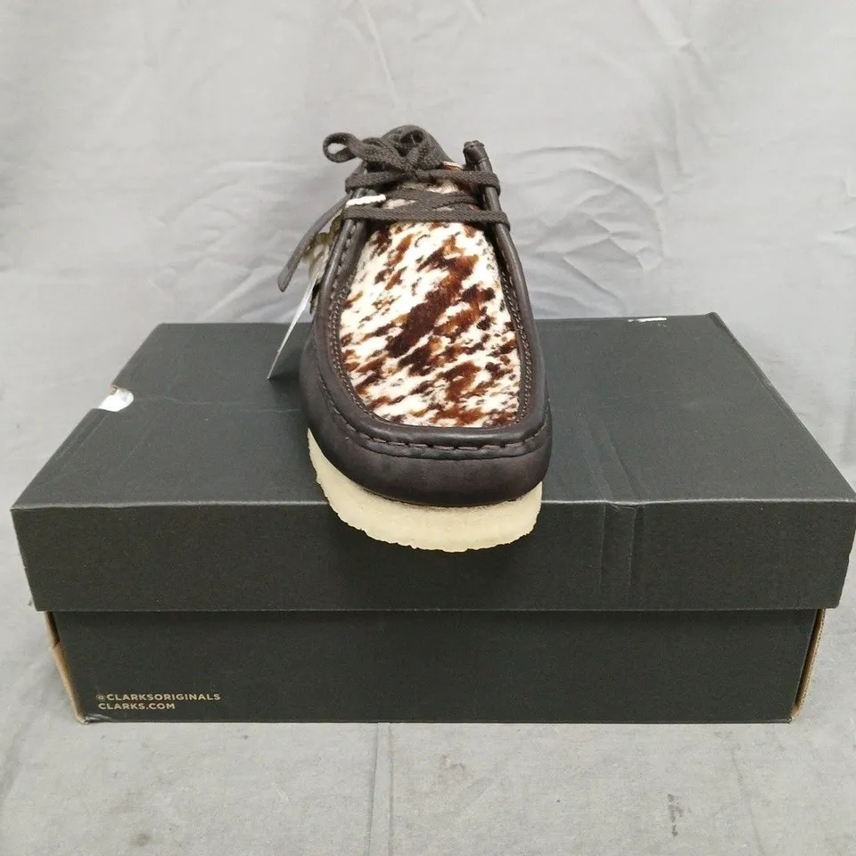 BOXED PAIR OF CLARKS ORIGINALS WALLABEE SHOES IN BROWN SIZE UK 8