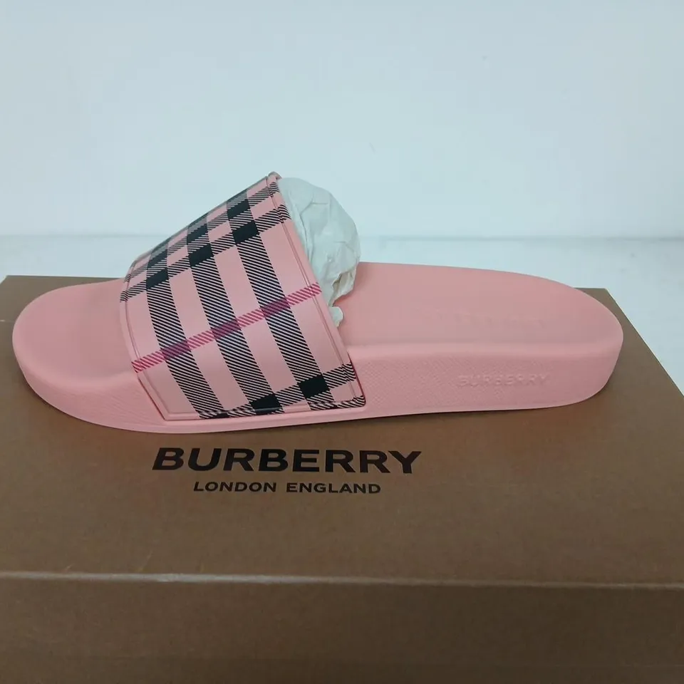 BURBERRY PINK SLIDE SANDALS WITH SIGNATURE BURBERRY CHECK STRAP – WOMEN'S UK 7 (EUR 40)