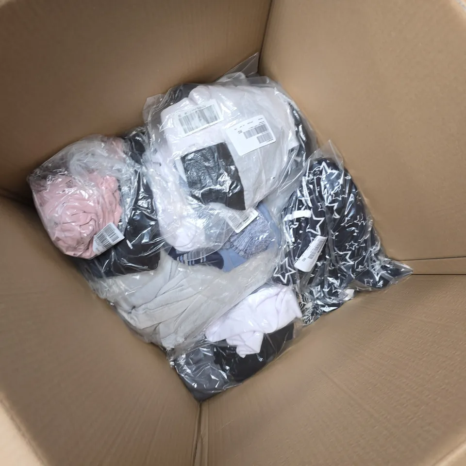 APPROXMATELY 12 ASSORTED CLOTHING ITEMS TO INCLUDE DENIM JACKET, PARKA HOODED COAT, CARDIGAN COAT, ETC