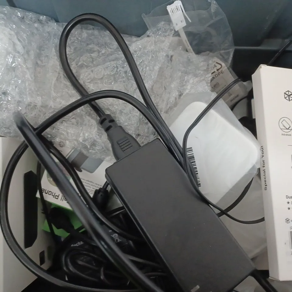 BOX OF APPROXIMATELY 15 ASSORTED ITEMS TO INCLUDE - CAR AIR VENT HOLDER - TYPE C TO HDMI - FEMALE TO VGA MALE ADAPTER ETC