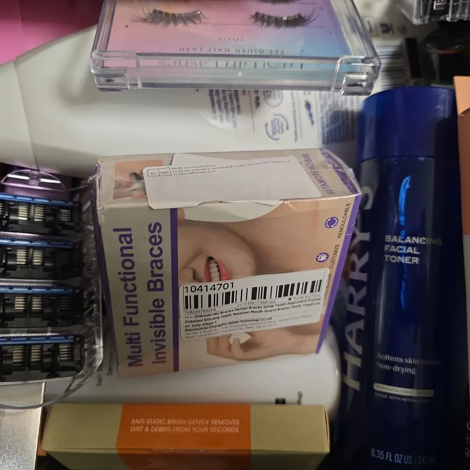 APPROXIMATELY 15 ASSORTED COSMETIC ITEMS TO INCLUDE GLOW HUB, THE ROSEMARY COMPANY, ETC - COLLECTION ONLY