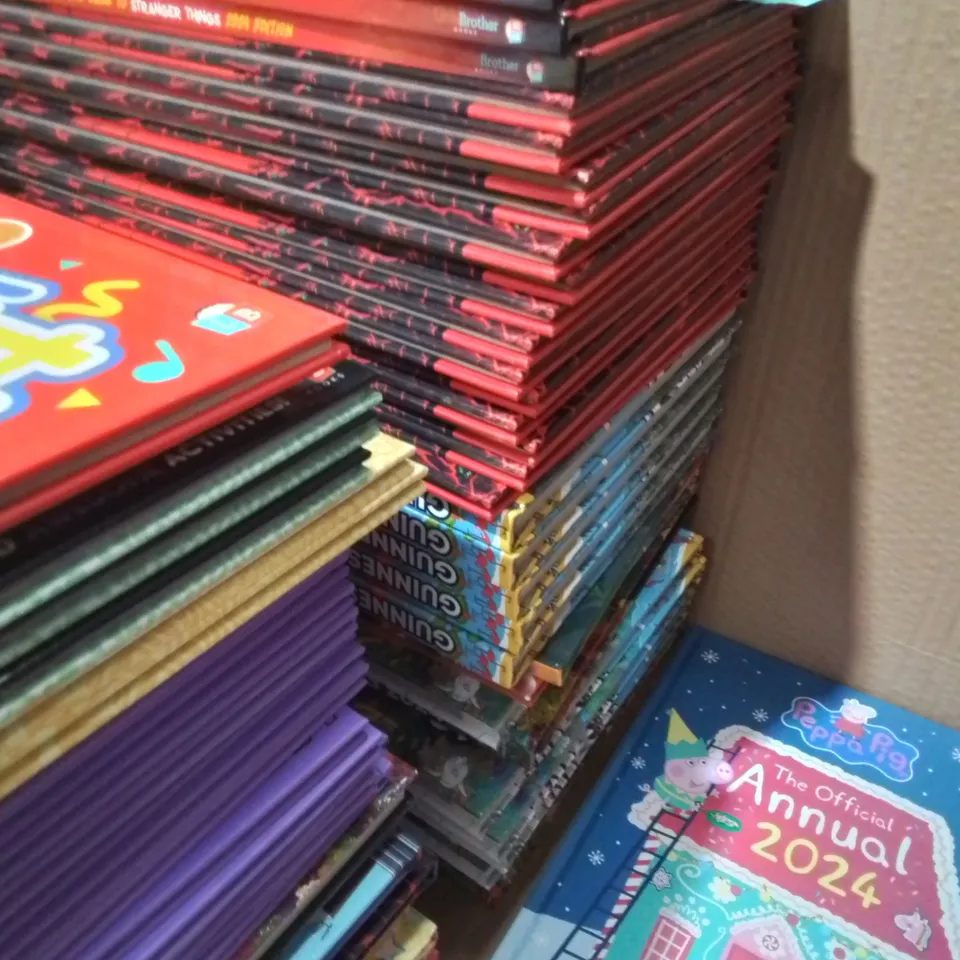 LARGE QUANTITY OF ASSORTED 2024 ANNUALS TO INCLUDE POKEMON, PEPPA PIG, ROBLOX AND BARBIE
