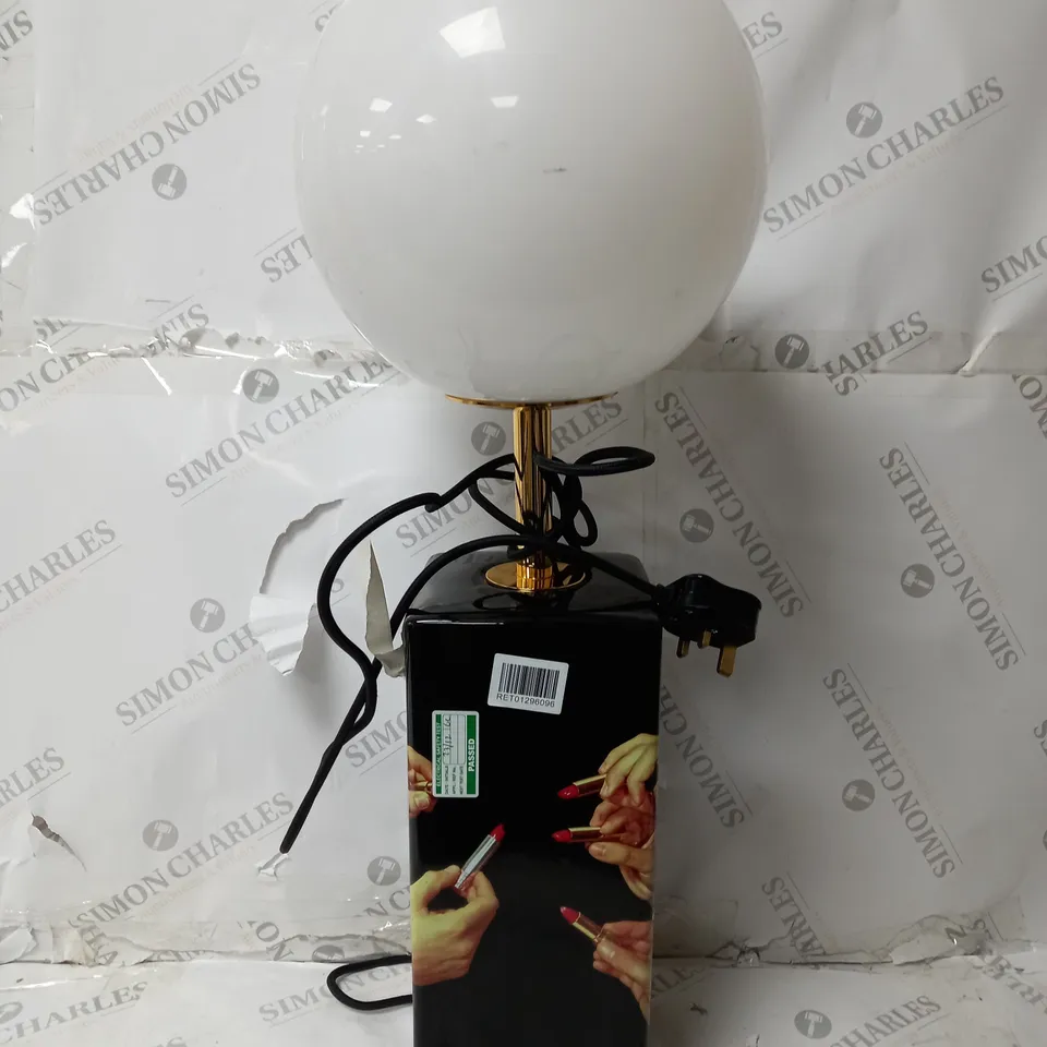 TOILETPAPER SELETTI WHITE BALL LIP STICKLAMP