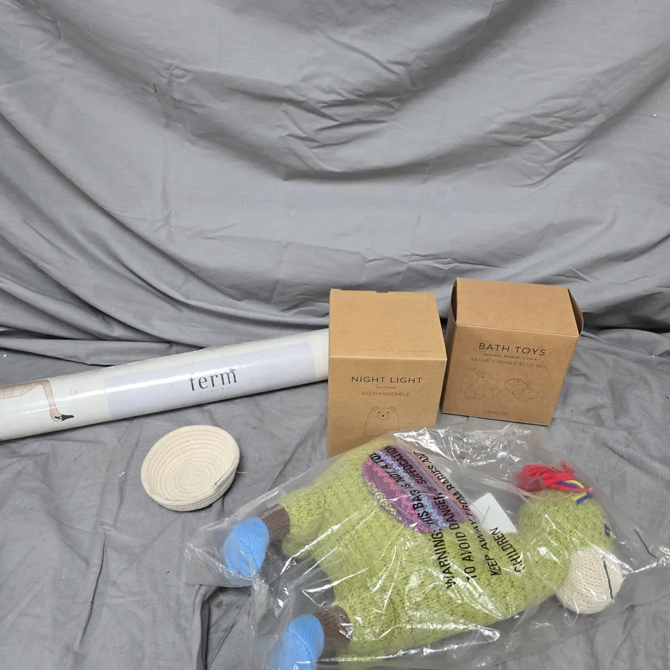 APPROXIMATELY 20 ASSORTED HOUSEHOLD PRODUCTS TO INCLUDE WALLPAPER, STORAGE DISH, NIGHT LIGHT ETC 