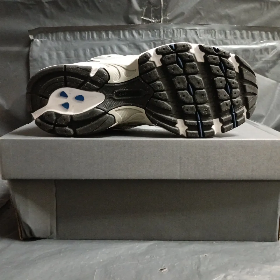 BOXED PAIR OF NEW BALANCE 530 TRAINERS IN WHITE/SILVER/NAVY SIZE UK 5