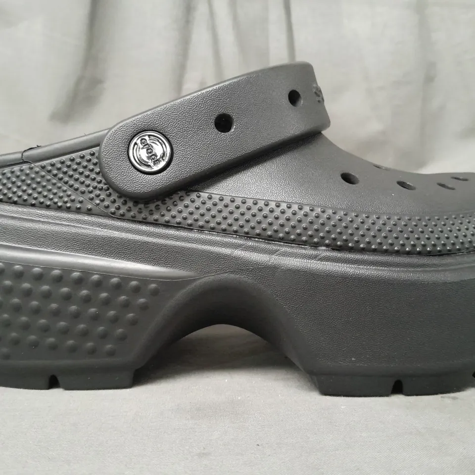 PAIR OF CROCS STOMP CLOGS IN BLACK UK SIZE M4/W5