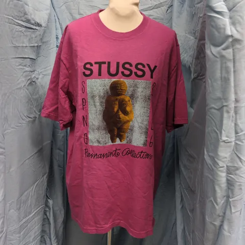 STUSSY PERMANENT COLLECTION P.D. TEE – BERRY, SIZE MEDIUM