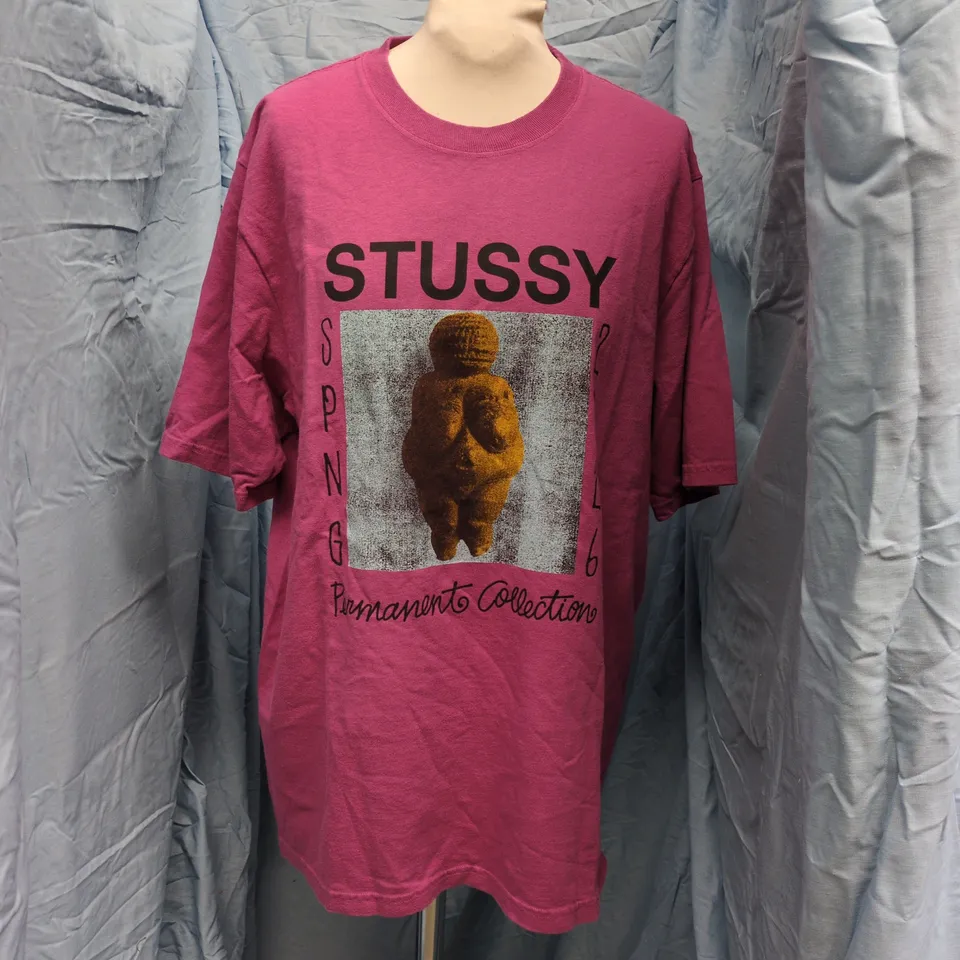 STUSSY PERMANENT COLLECTION P.D. TEE – BERRY, SIZE MEDIUM
