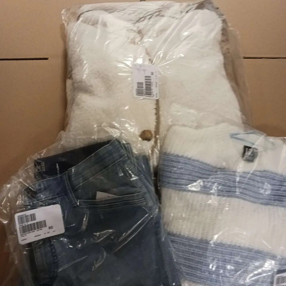 APPROXIMATELY 20 ITEMS OF LADIES CLOTHING TO INCLUDE JEANS, JUMPERS AND JACKETS