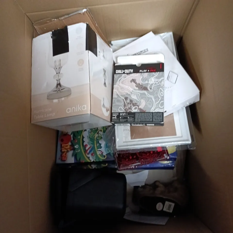 BOX OF APPROXIMATELY 15 ASSORTED ITEMS INCLUDING: MODERN WARFARE 3 COLLECTABLE PATCH AND LAVA LAMP 