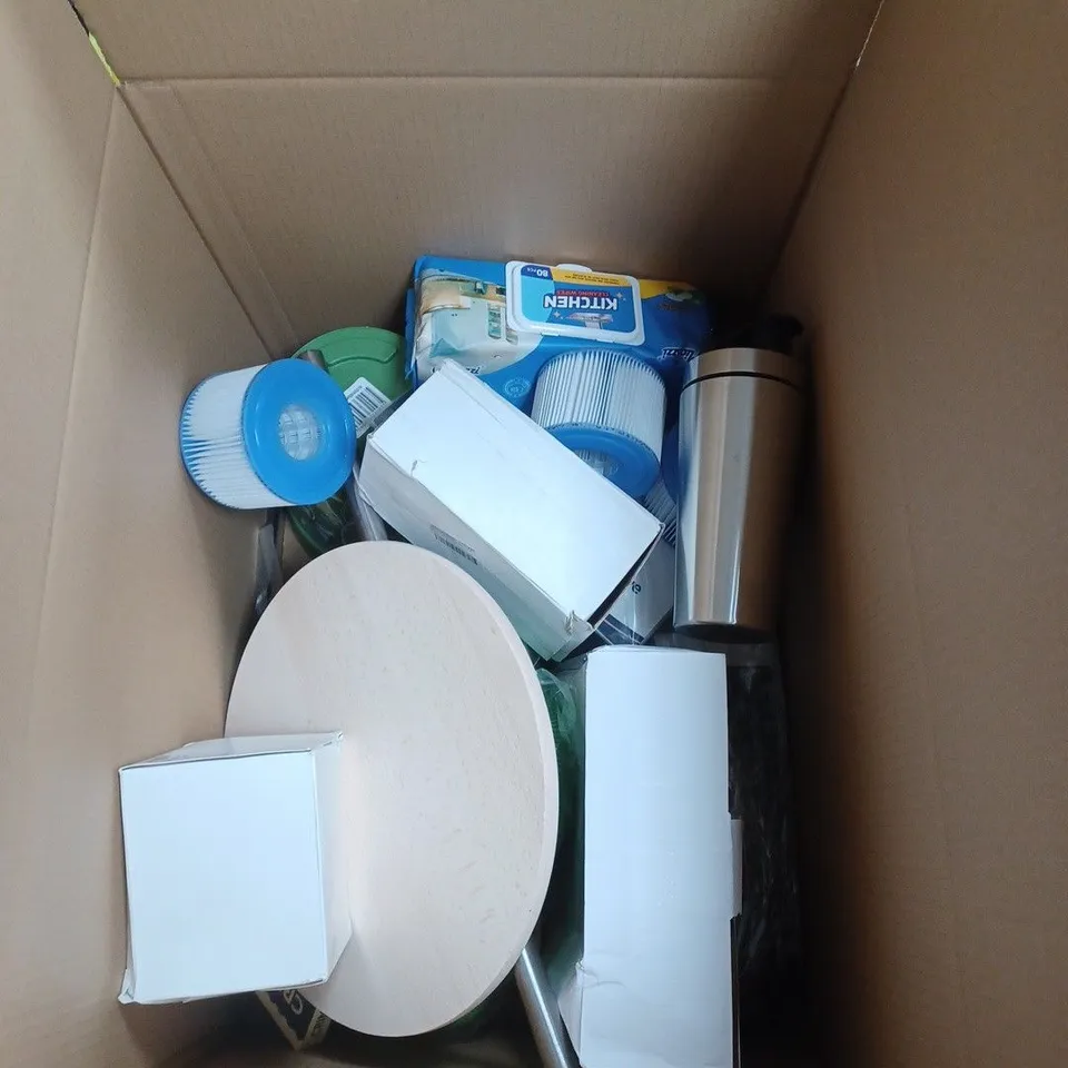 APPROXIMATELY 15 HOUSEHOLD ITEMS TO INCLUDE CHOPPING BOARDS, BEDDING AND KITCHEN CLEANING WIPES