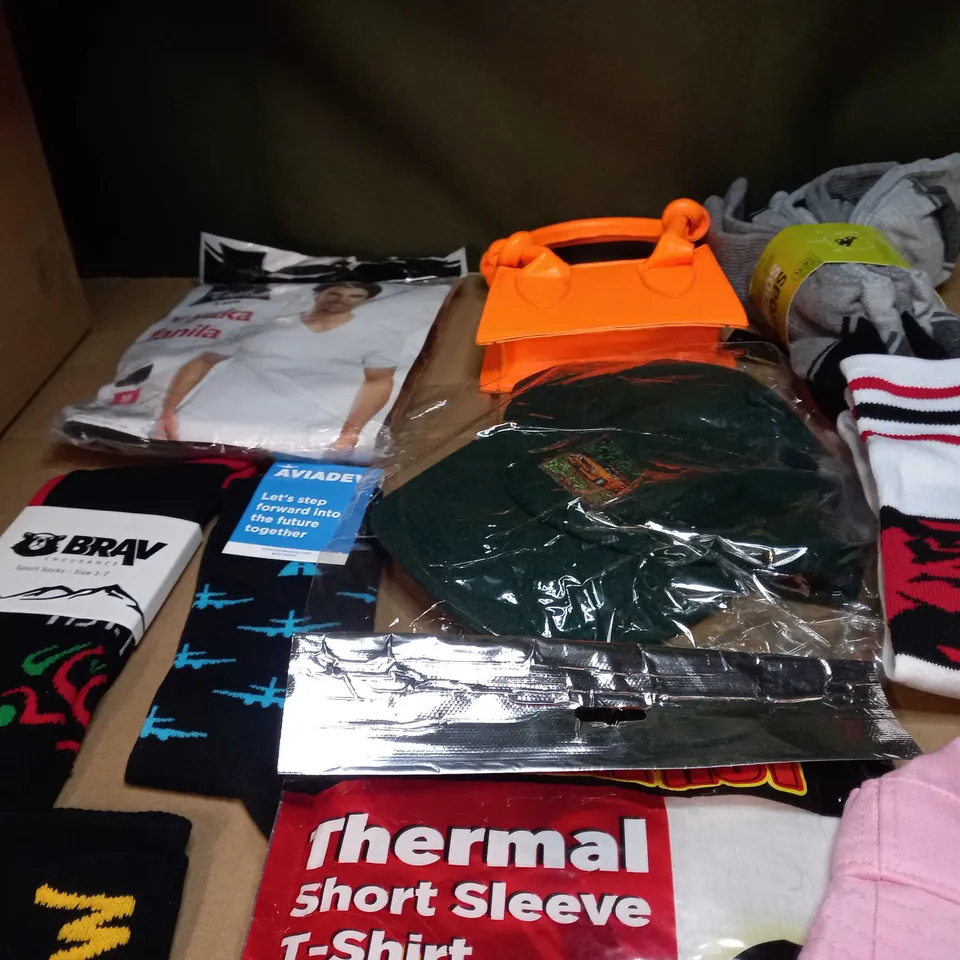 LOT OF APPROX. 15 ASSORTED CLOTHING ACCESSORIES  IN VARYING SIZES/COLOURS/STYLES TO INCLUDE: SOCKS,BAGS, THERMAL SHIRT