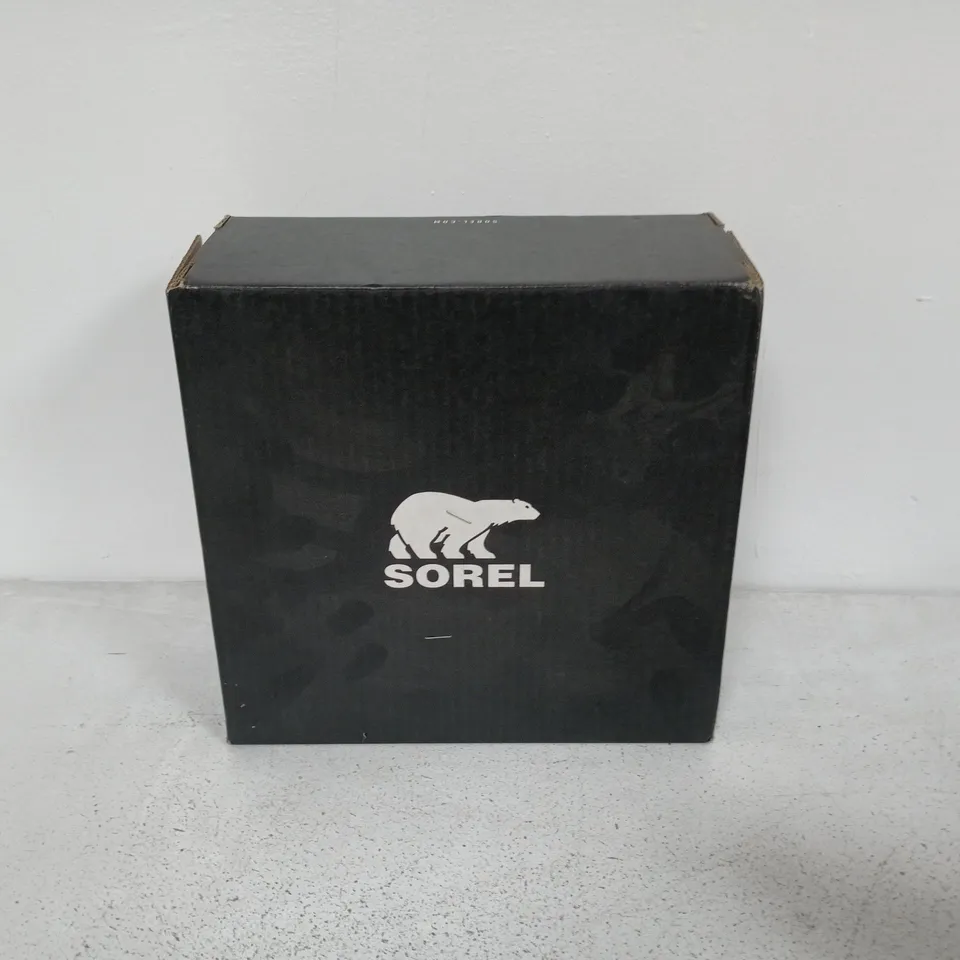 BOXED PAIR OF SOREL CHILDRENS WHITNEY 2 PUFFY MID BOOTS IN BLACK - UK 12