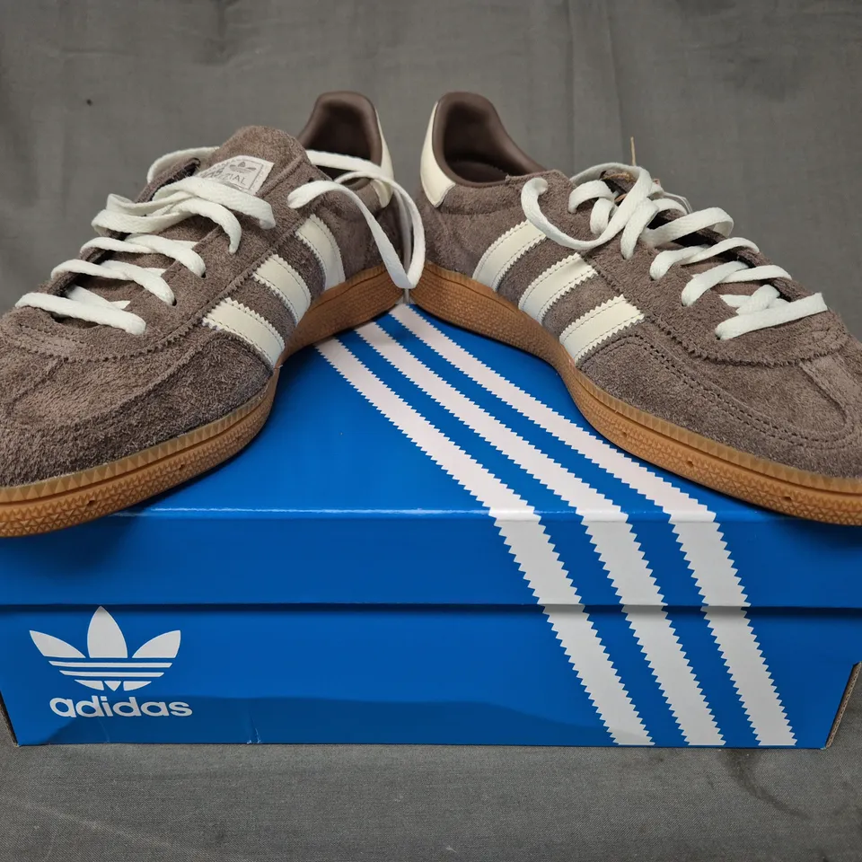 BOXED PAIR OF ADIDAS HANDBALL SPEZIAL W SHOES IN TAUPE/WHITE UK SIZE 7.5