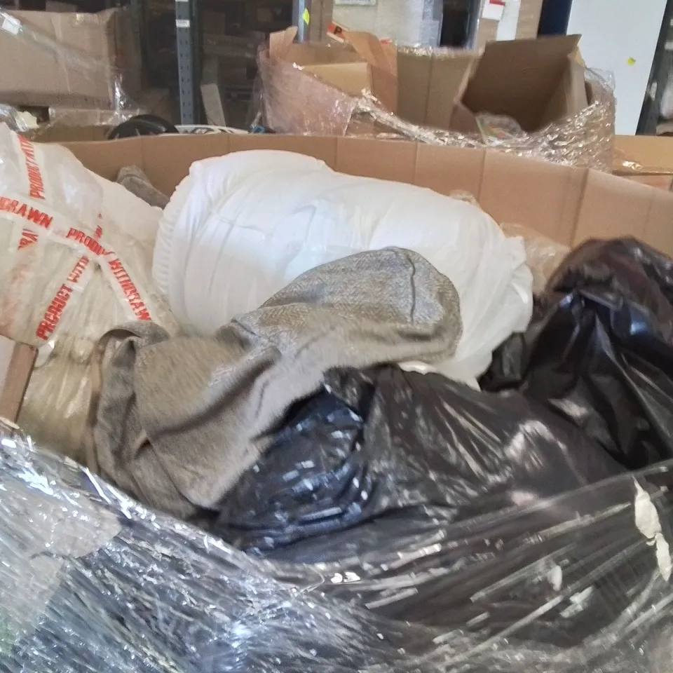 PALLET TO CONTAIN A LARGE QUANTITY OF DUVETS 