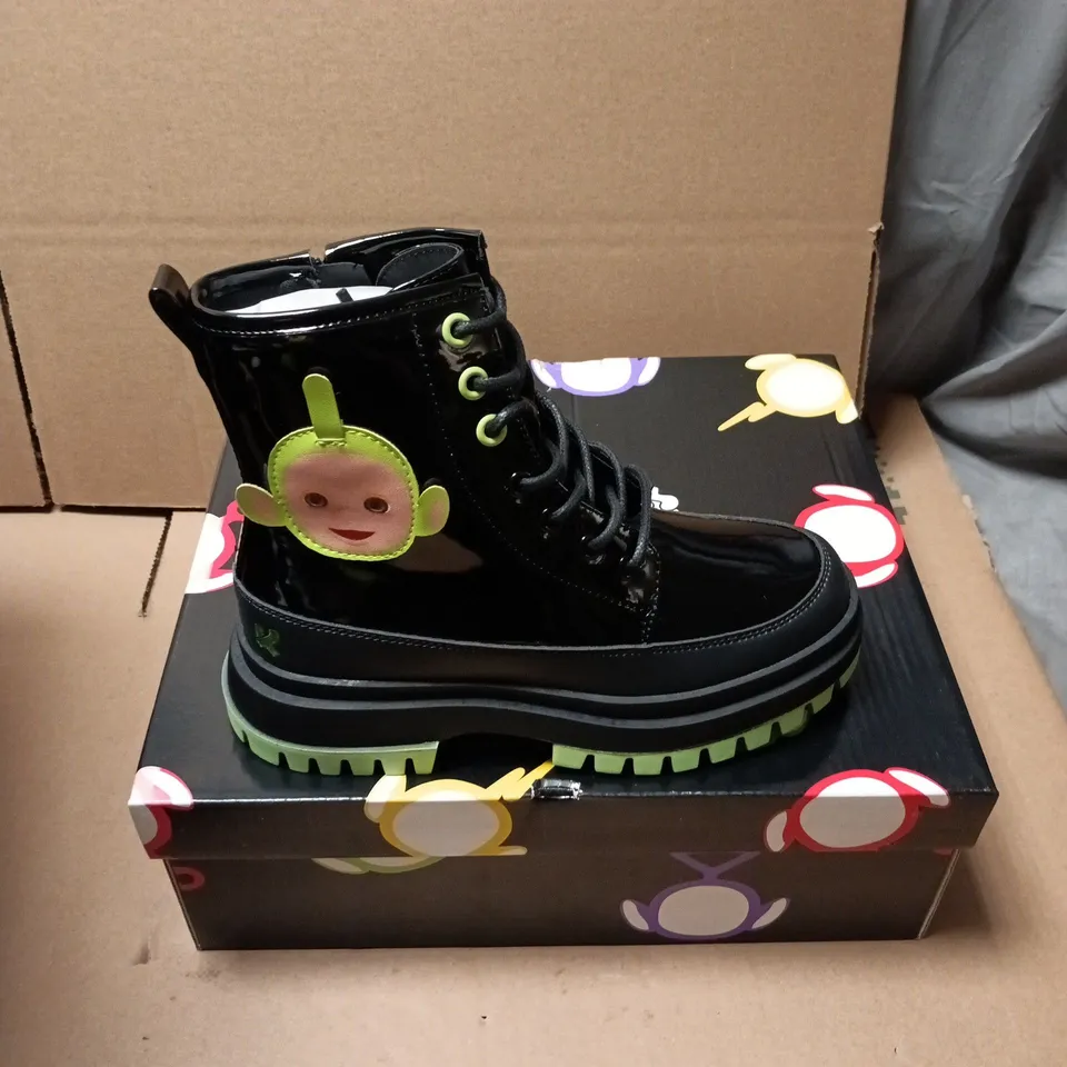 BOXED PAIR OF KOI TUBBYTRONIC KIDZ DIPSY HEAD BOOTS - KIDS UK SIZE 1