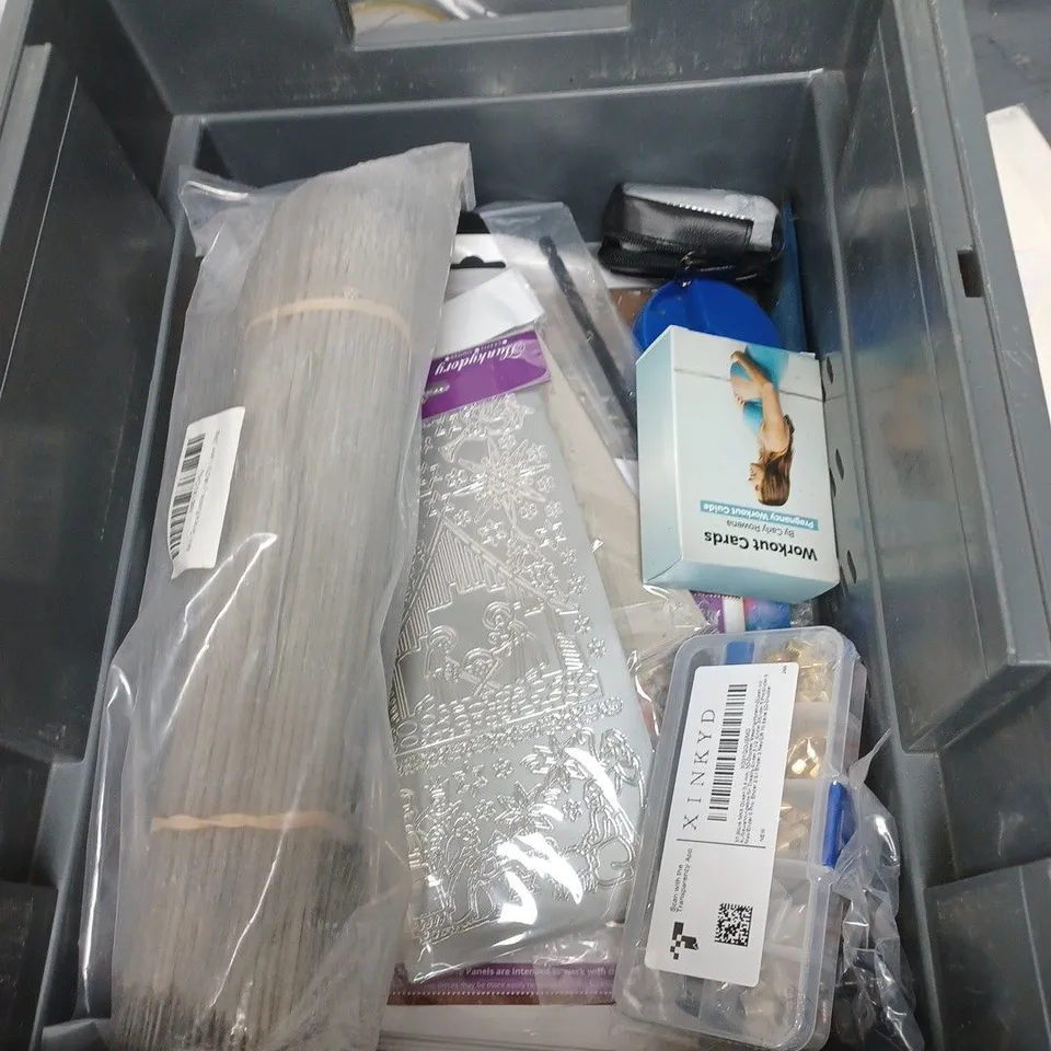 BOX OF APPROXIMATELY 20 ASSORTED HOUSEHOLD ITEMS TO INCLUDE DOG LEAD AND CRAFT SUPPLIES