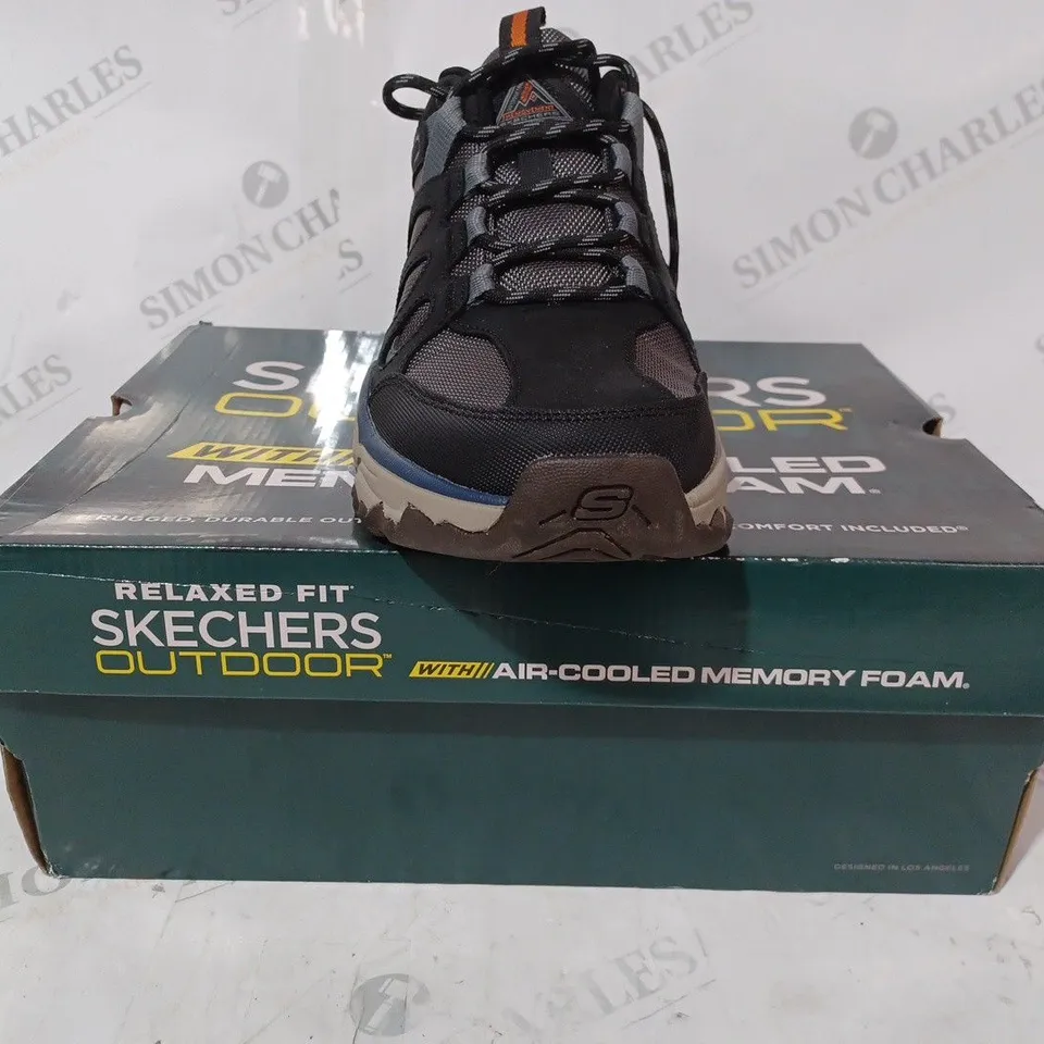 BOXED PAIR OF SKECHERS TERRAFOAM TRAINERS IN BLACK - SIZE 8