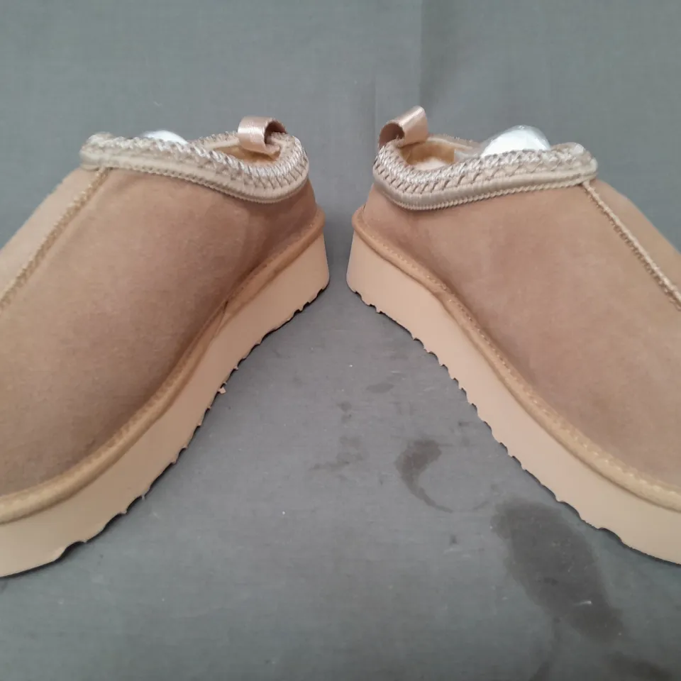 BOXED PAIR OF UGG SHOES IN BEIGE UK SIZE 6