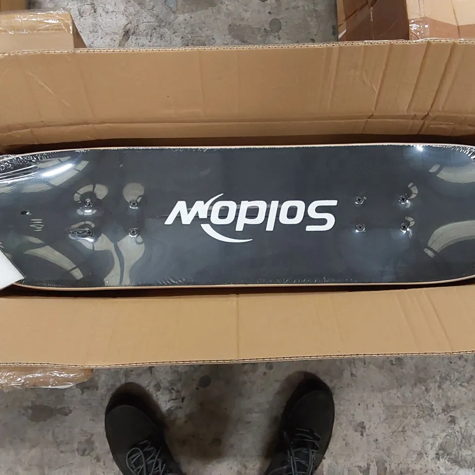 BRAND NEW BOXED SOLDOW 'WHAT'S UP DUDE' SKATEBOARD (1 BOX)