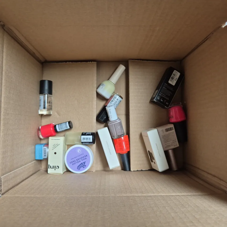 APPROXIMATELY 20 BOTTLES OF NAIL VARNISH TO INCLUDE BLUE SKY, ESSIE AND RIMMEL